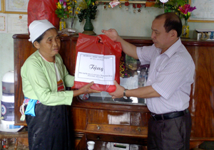 Đồng chí Bùi Đức Hinh, TUV, Bí thư Huyện ủy Cao Phong tặng quà gia đình bà Bùi Thị Nhủn, vợ liệt sỹ ở xã Nam Phong.